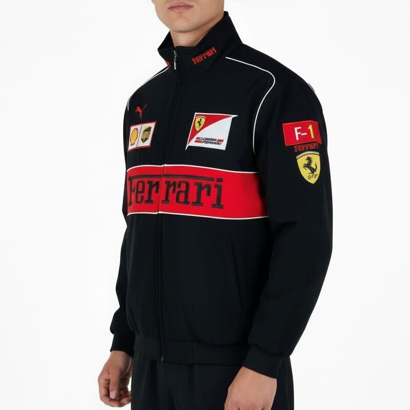 Modelo masculino con Chaqueta F1 Ferrari Negra