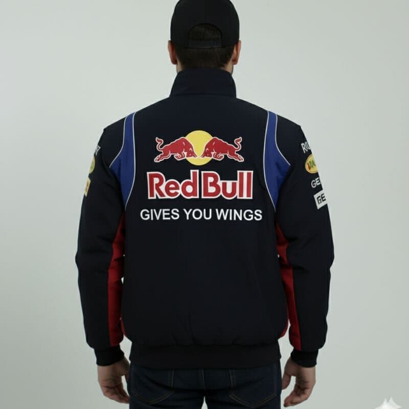 Modelo masculino con Chaqueta Red Bull Racing